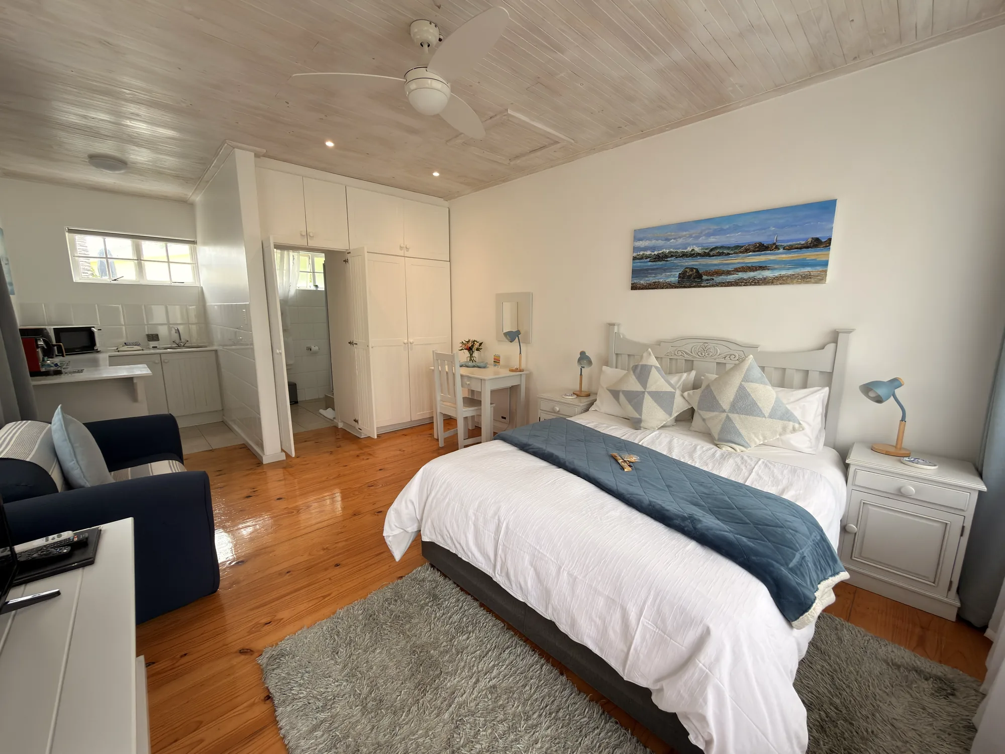 Self-catering room with kitchenette